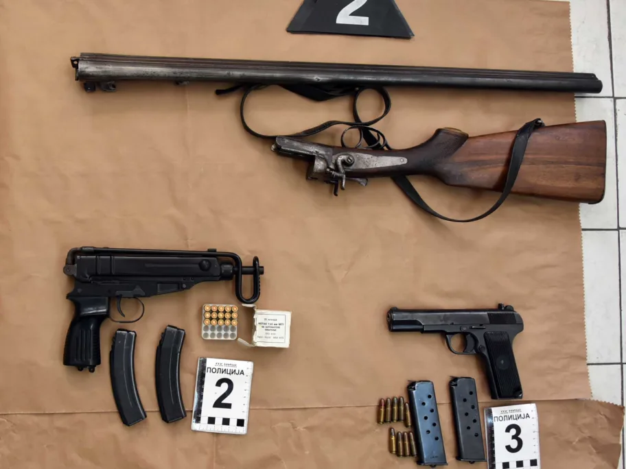 Policija kod Nišlije pronašla "škorpion", lovačku pušku i municiju 18 Oruzje MUP