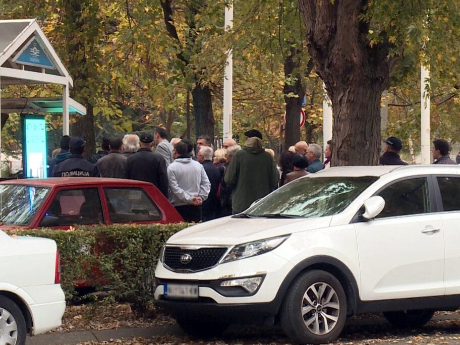 Protestovali zbog komšije koji u stanu čuva više od 20 pasa 19 Protest azil za pse u stanu foto N1 B R