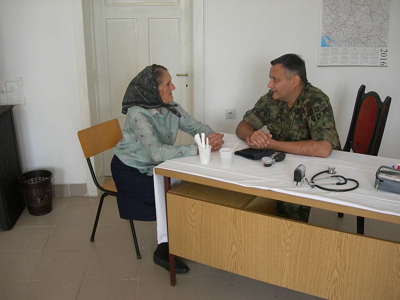 vojni lekar na selu slika iz arhive foto lj m