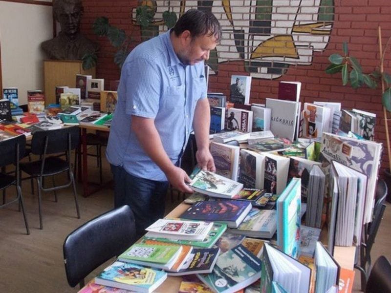 Ognjanovic sa knjigama foto lj m