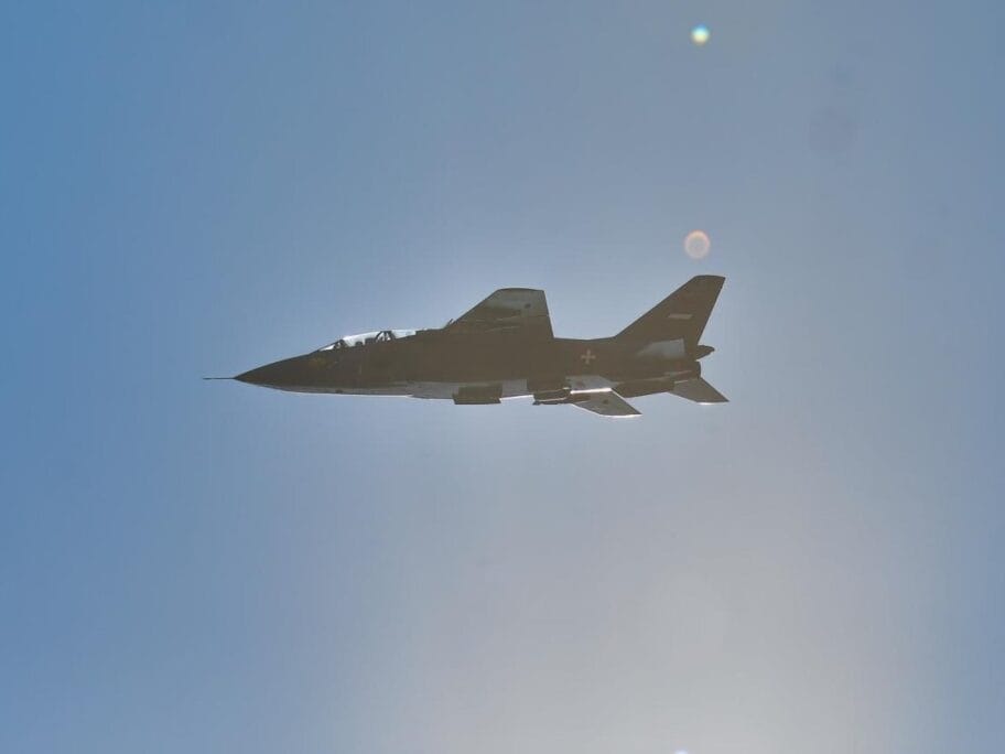 Vojni avion nadlece foto Vanja Keser