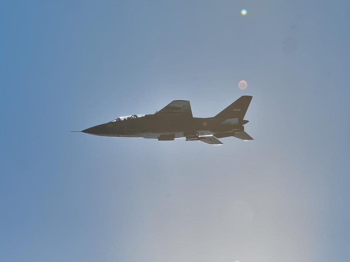 Vojni avion nadlece foto Vanja Keser