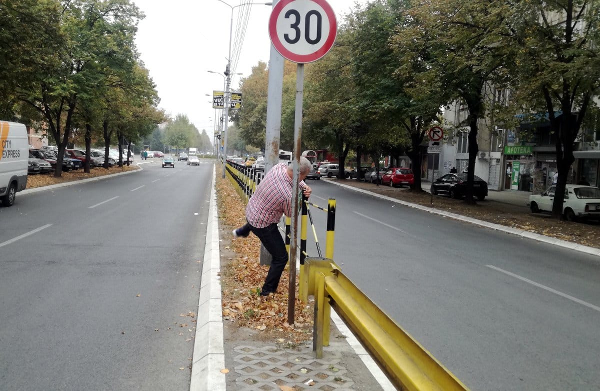 Komšije se "nadmetale" u preskakanju bankina na "Bulevarskoj olimpijadi" 1 Bulevarska olimpijada2 foto K I