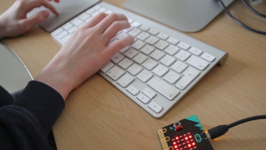 104035097 hi032478404