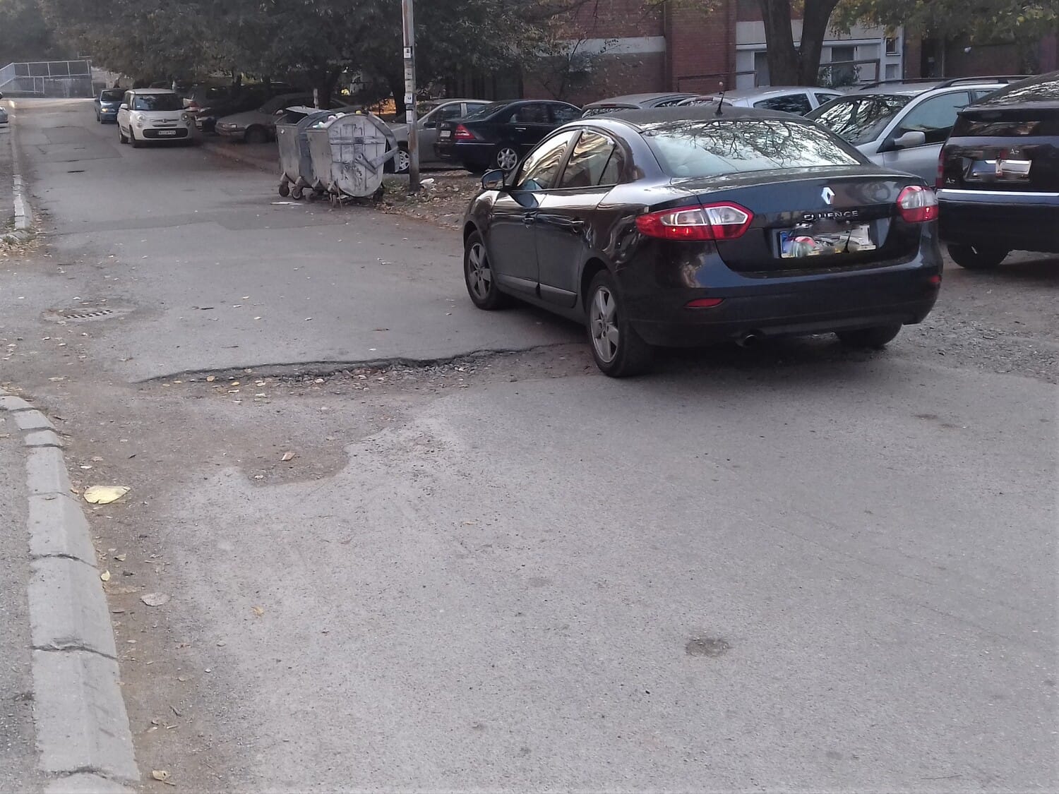 Udarna rupa i auto Salvadora A i Dimitrovgradska Prijavi problem