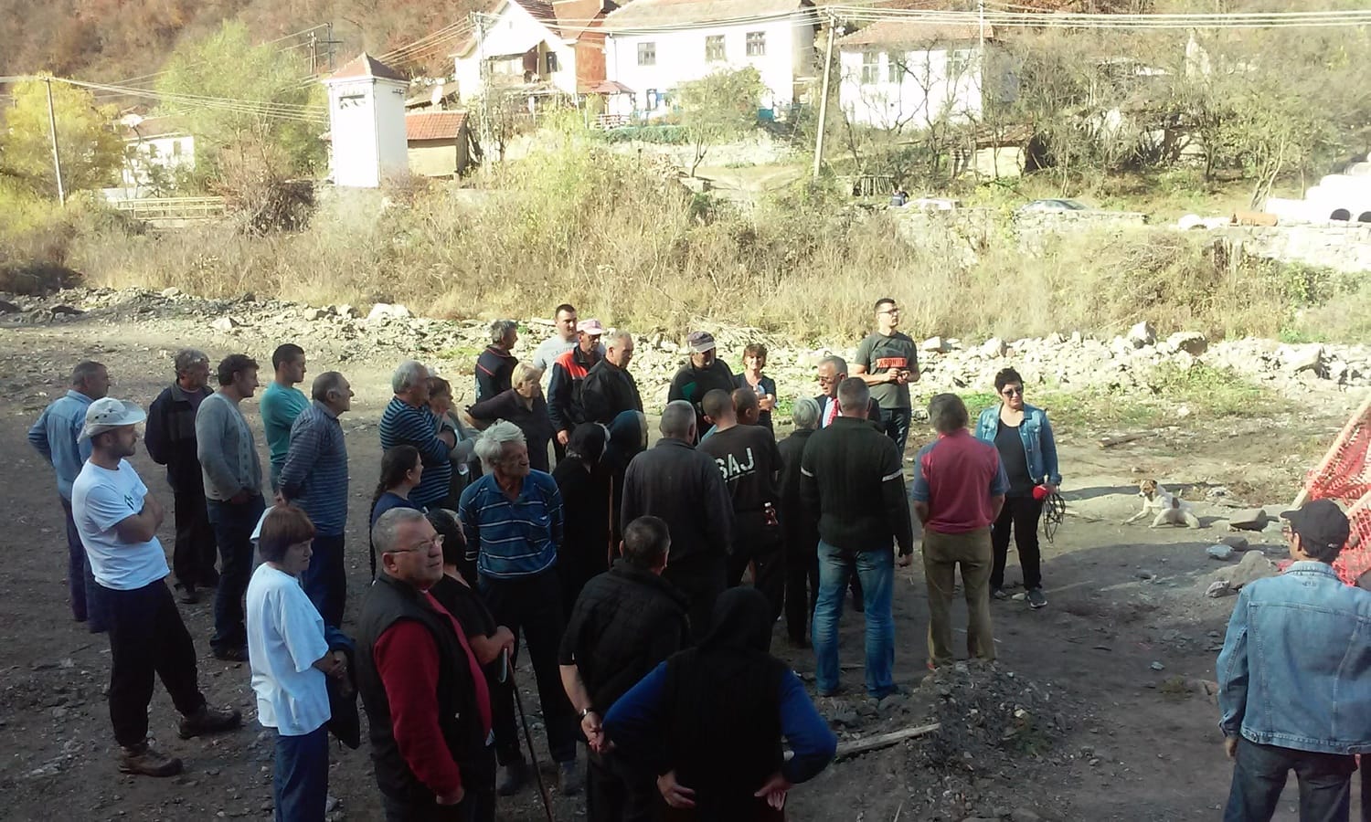 Okupljeni mestani foto Lj F