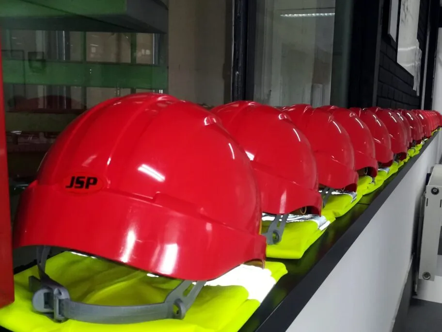 Radnici povređeni u "Nisalu" bili bez zaštitnih odela 2 Oprema slem fluo prsluk foto Juzne vesti Milica Jovanovic scaled