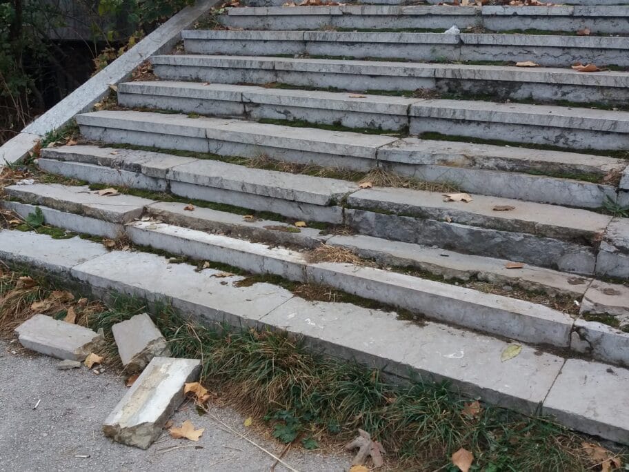 Polomljeno stepenište i otvoren kanal rizične "tačke" na Bulevaru Nemanjića 11 Prijavi problem stepeniste scaled