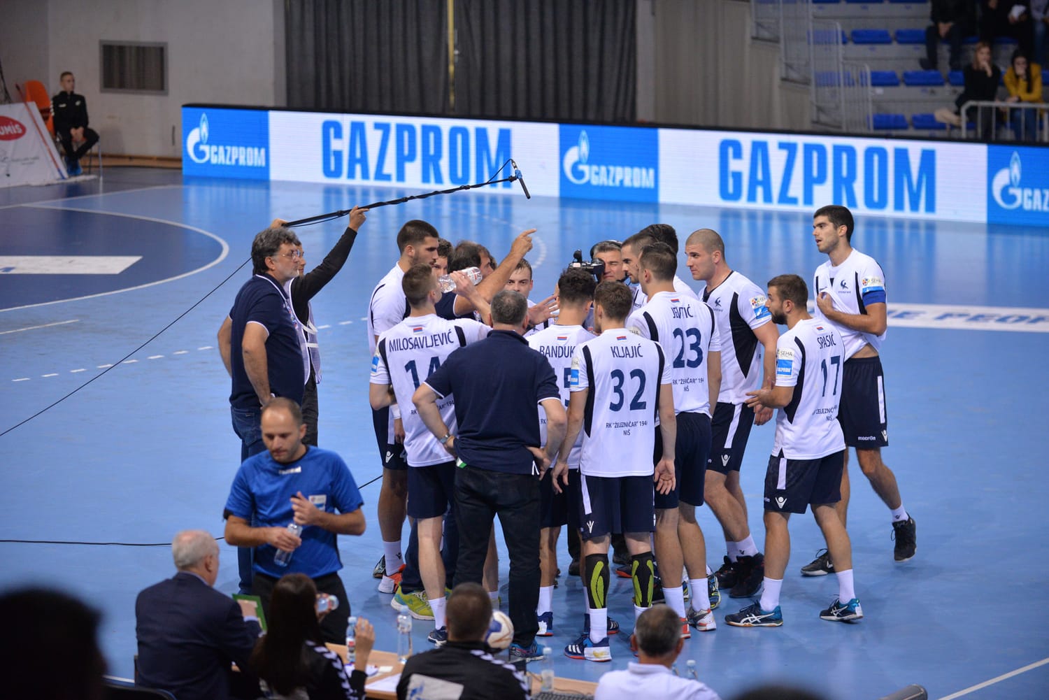 Železničar poziva publiku; foto: JV / Vanja Keser