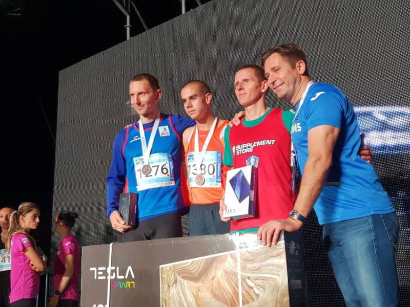 kristijan stosic na pobednickom postolju foto ak vranjski maratonci