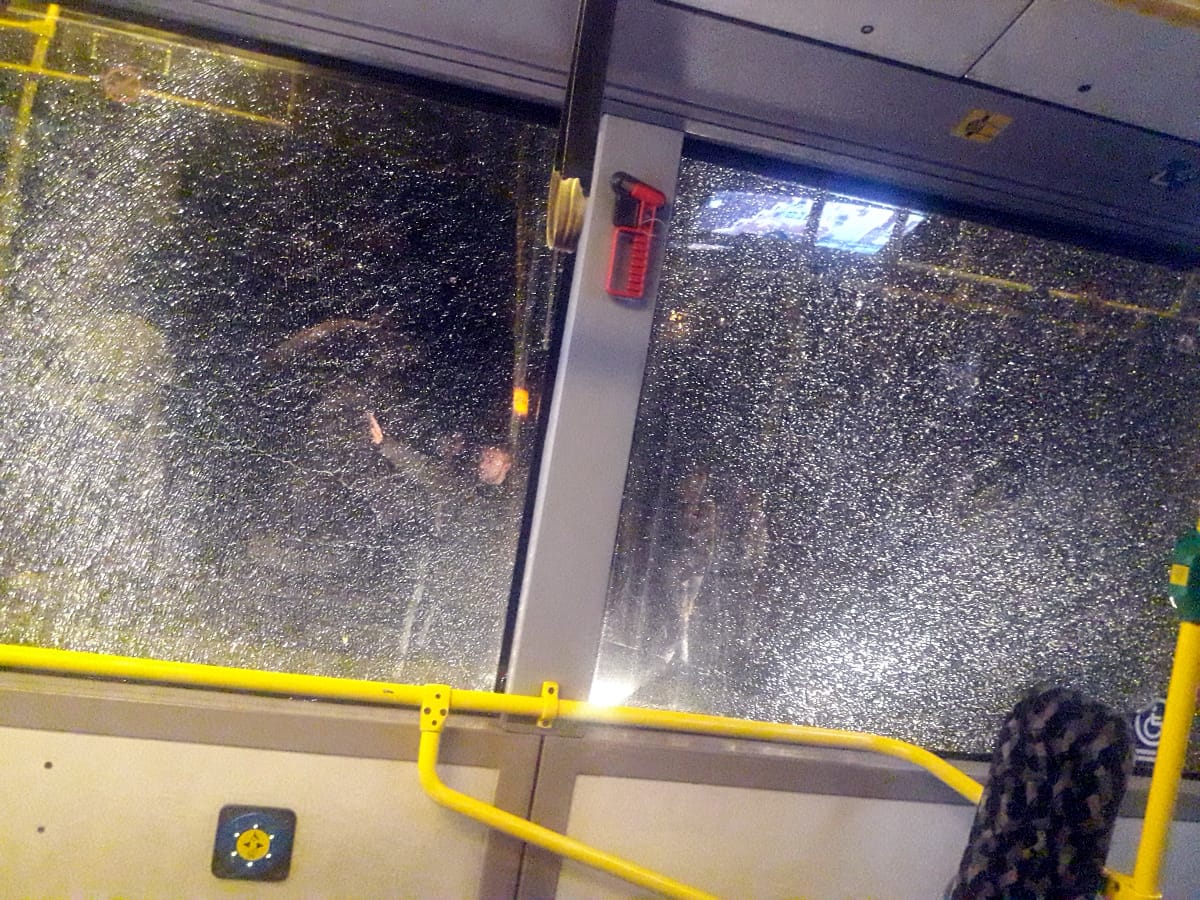 polomljena stakla autobusa foto citalac