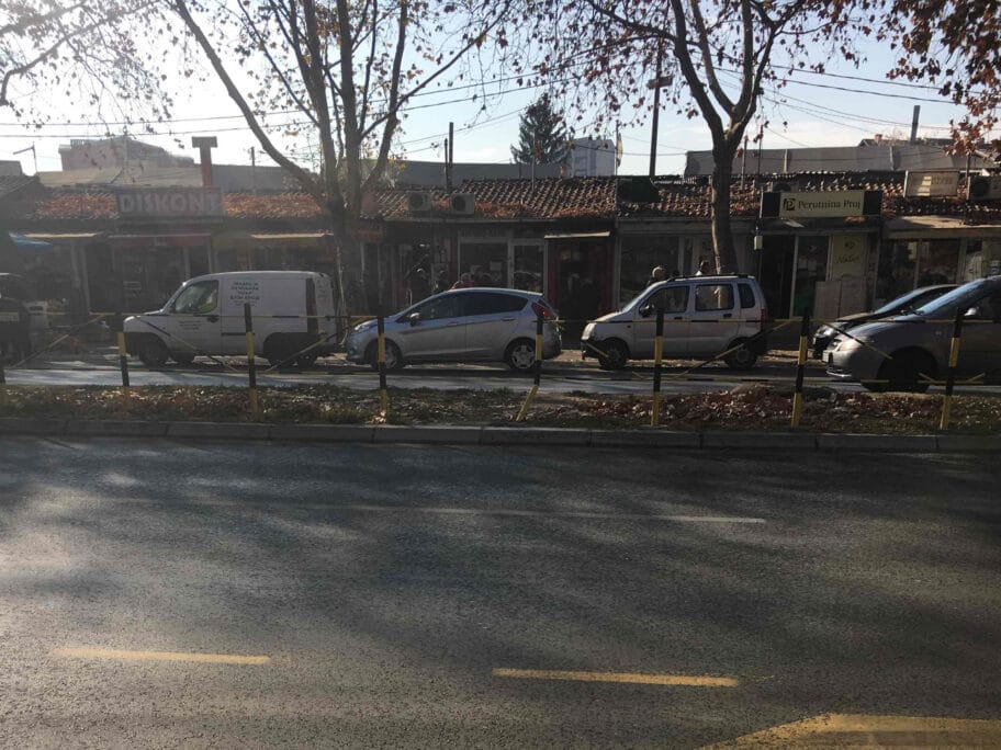 Polomljena ograda koja sprečava pretrčavanje kolovoza na Bulevaru 7 Polomljena ograda Prijavi problem