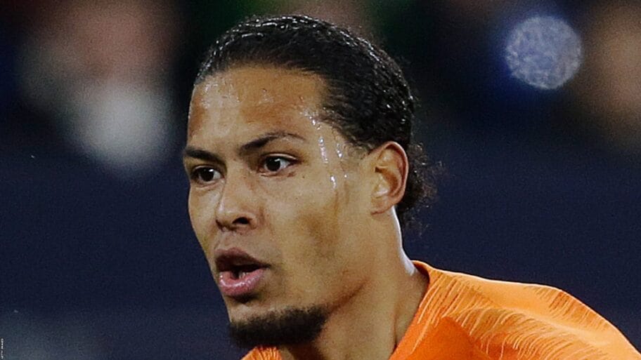 Van Dajk posle meča tešio sudiju kojem je umrla majka 16 104409772 gettyimages 1063560252