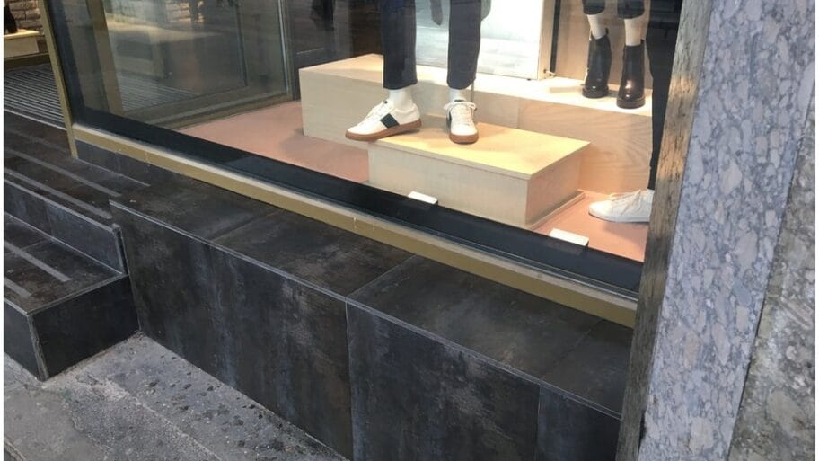 Dan nakon burnih reakcija, uklonjeni šiljci ispred izloga 19 104425292 imagefromios