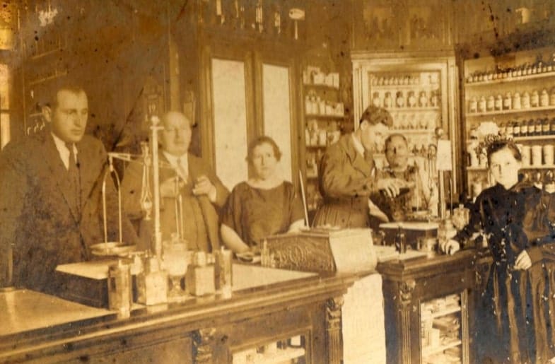 Karlo Skacel u apoteci foto Muzej Ponisavlja