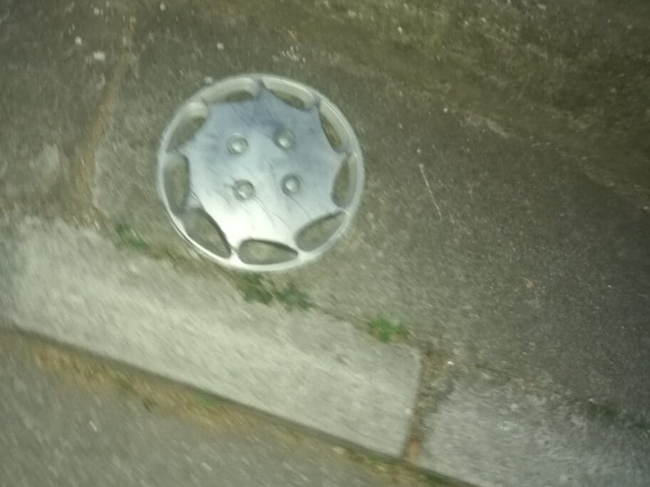 Zbog udarnih rupa na Ledenoj steni stradaju gume i otpadaju ratkapne 10 Ratkapna Oblacinska Prijavi problem