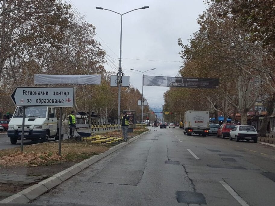 Popravlja se ograda između kolovoza kod pijace na Bulevaru 6 Ograda popravka GO Medijana