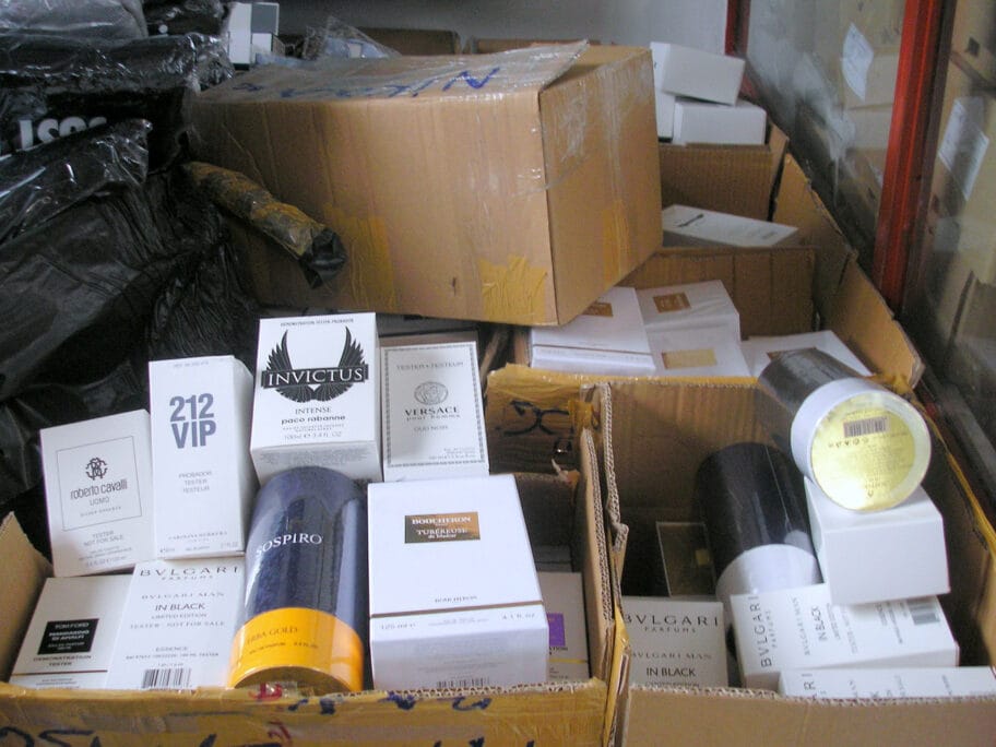 Kamiondžija za nadoknadu od 500 evra krijumčario robu 14 Krijumcareni parfemi foto Gradina