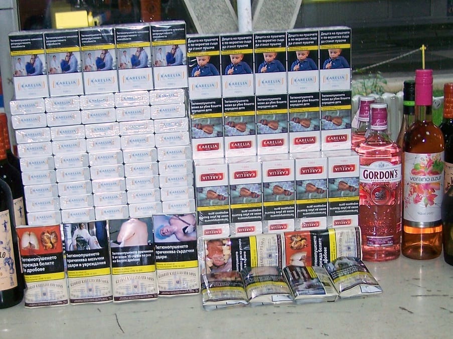 Zaplenjene cigarete i alkohol foto Uprava carina