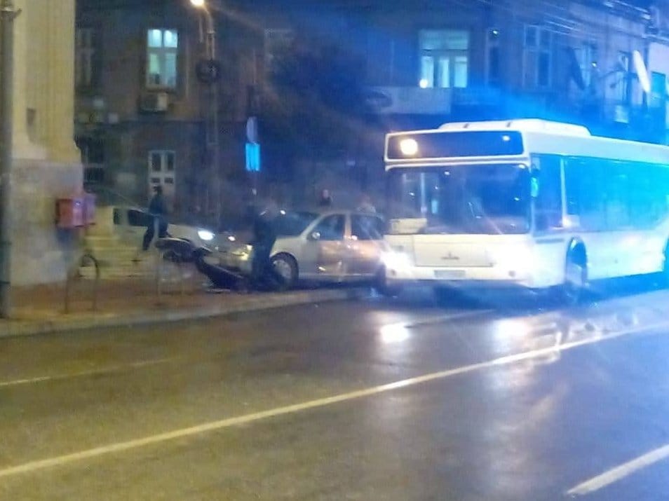 Kolima izleteo na trotoar u centru Niša, trudnica lakše povređena 1 Udes glavna Posta foto JV