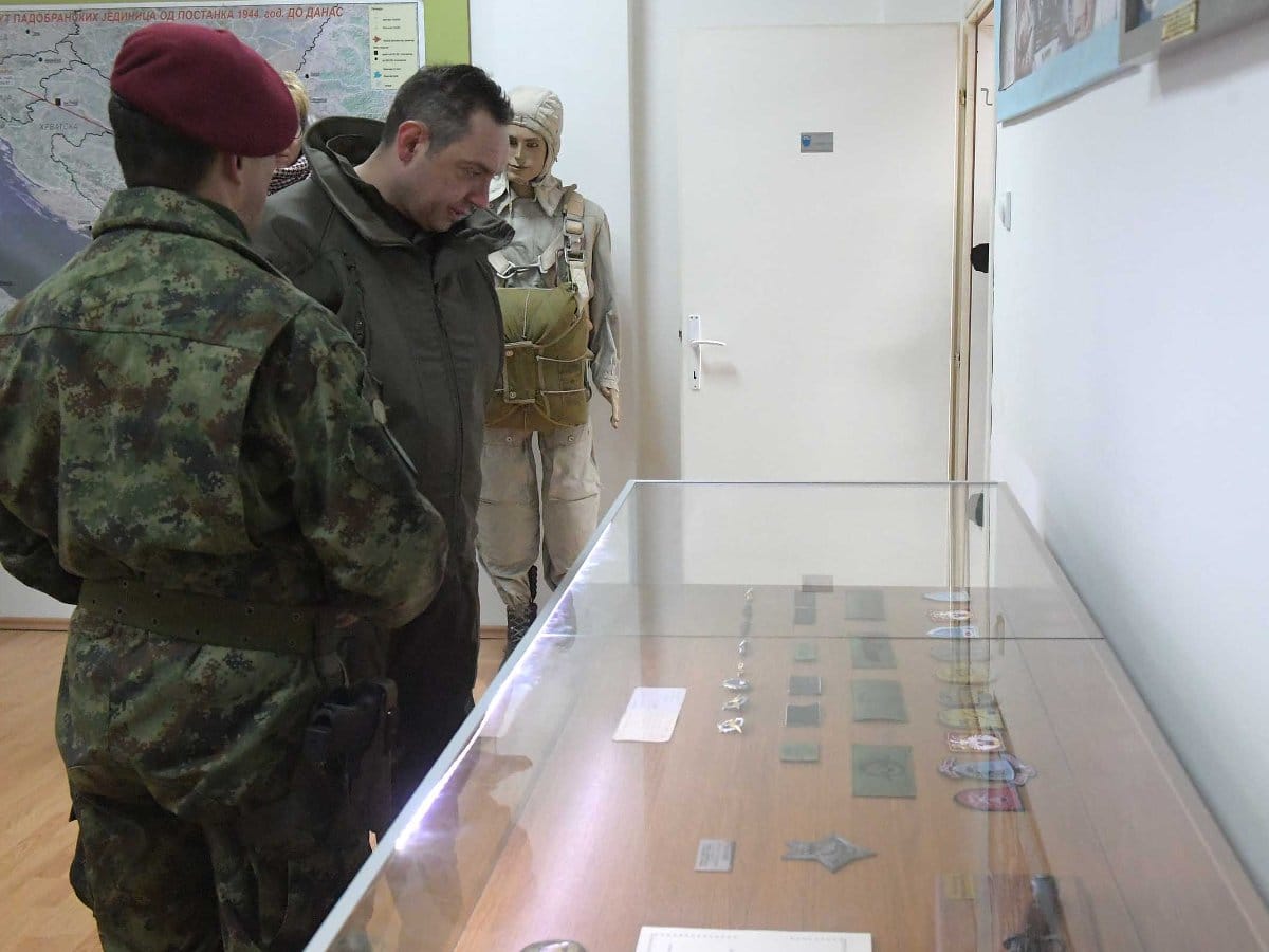 Vulin-obilazak-kasarne;-foto:-Ministarstvo-odbrane