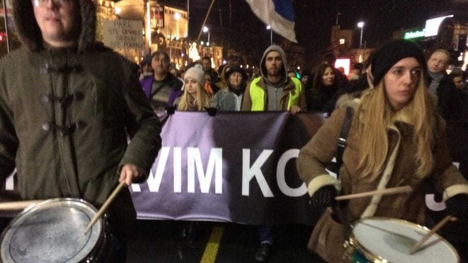 Beograd: Protestna šetnja „Stop krvavim košuljama" 14 104703286 dem8