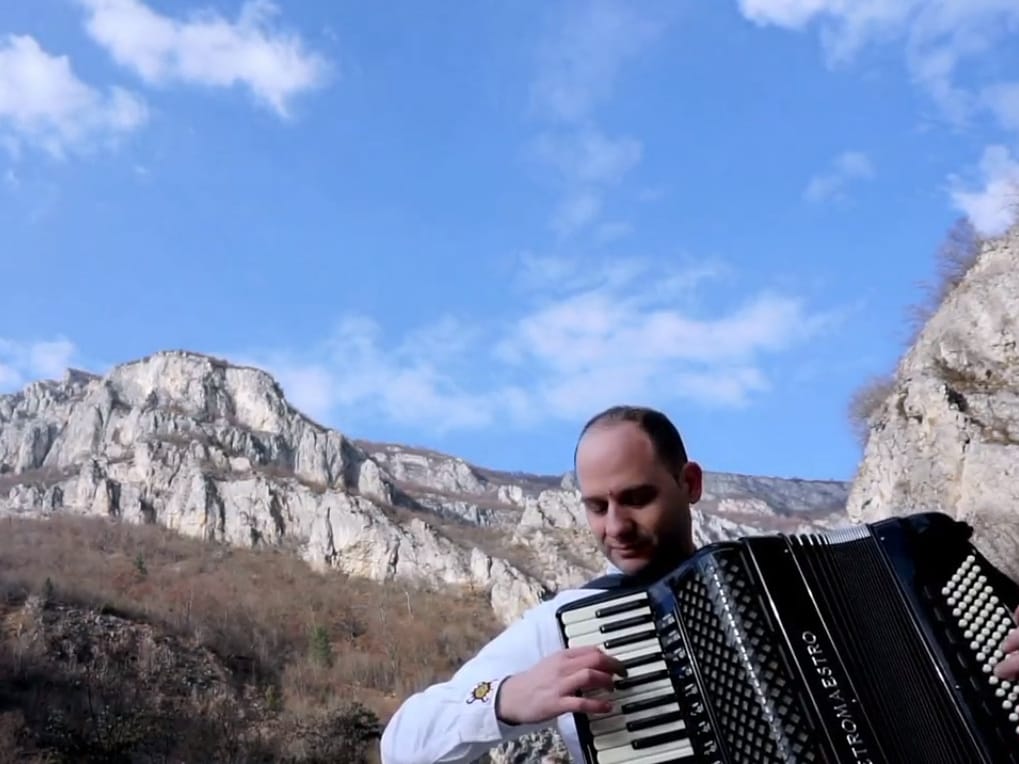 Novim melodijama i spotovima pirotski harmonikaš "čuva" Balkan i svoj kraj 1 harmonikas foto printscreen