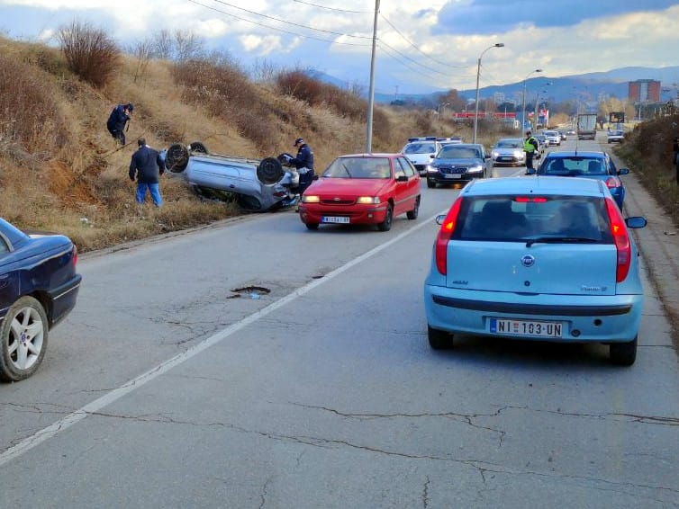 U pet nezgoda u Nišu povređen jedan vozač i 5 pešaka 12 prevrnut automobil foto citalac