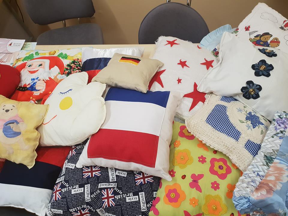 Đaci iz Pirota prodaju jastuke da bi pomogli drugarici 1 jastuci foto os 8 septembar