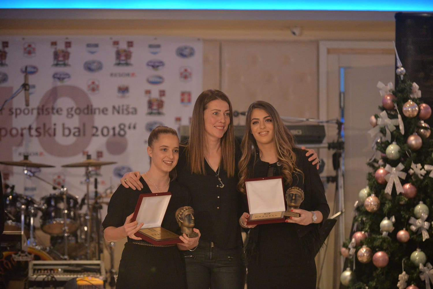 vladana-vujisic-i-marija-stojanovic,-sportski-bal,-foto-jv-vanja-keser