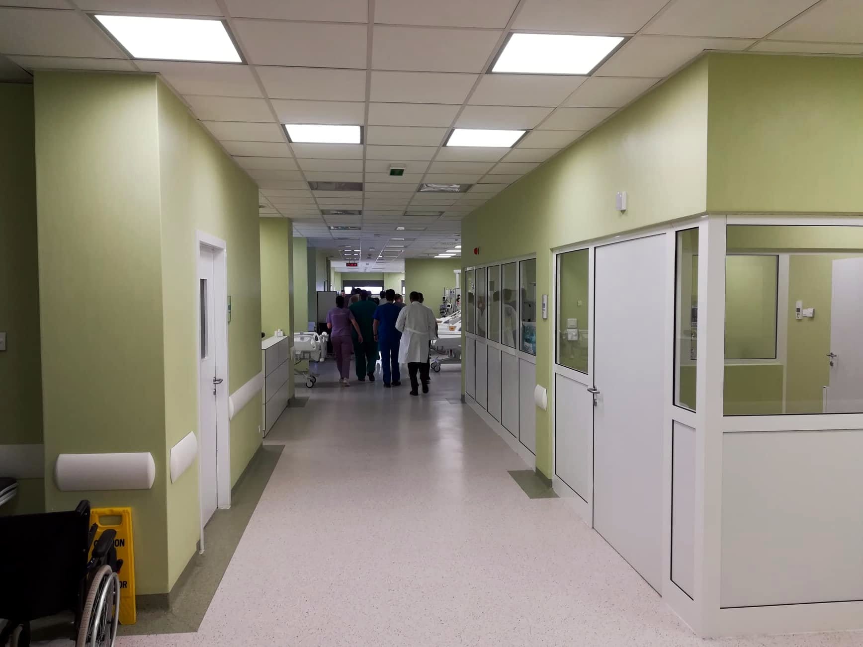 Dvoje maloletnika iz autobusa u koji je udario voz životno ugroženi 1 Obilazak KC foto JV