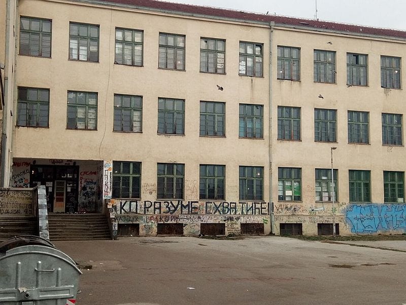 gimnazija i medicinska ulaz foto lj m