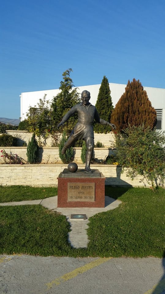 Identična bista u prirodnoj veličini sada se nalazi ispred stadiona u Beogradu