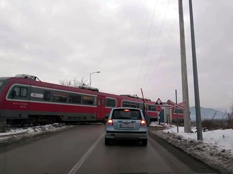 Posle nesreće u Donjem Međurovu - rampe podignute, vozovi prolaze 10 Matejevacka rampa podignuta voz prolazi foto N Dj