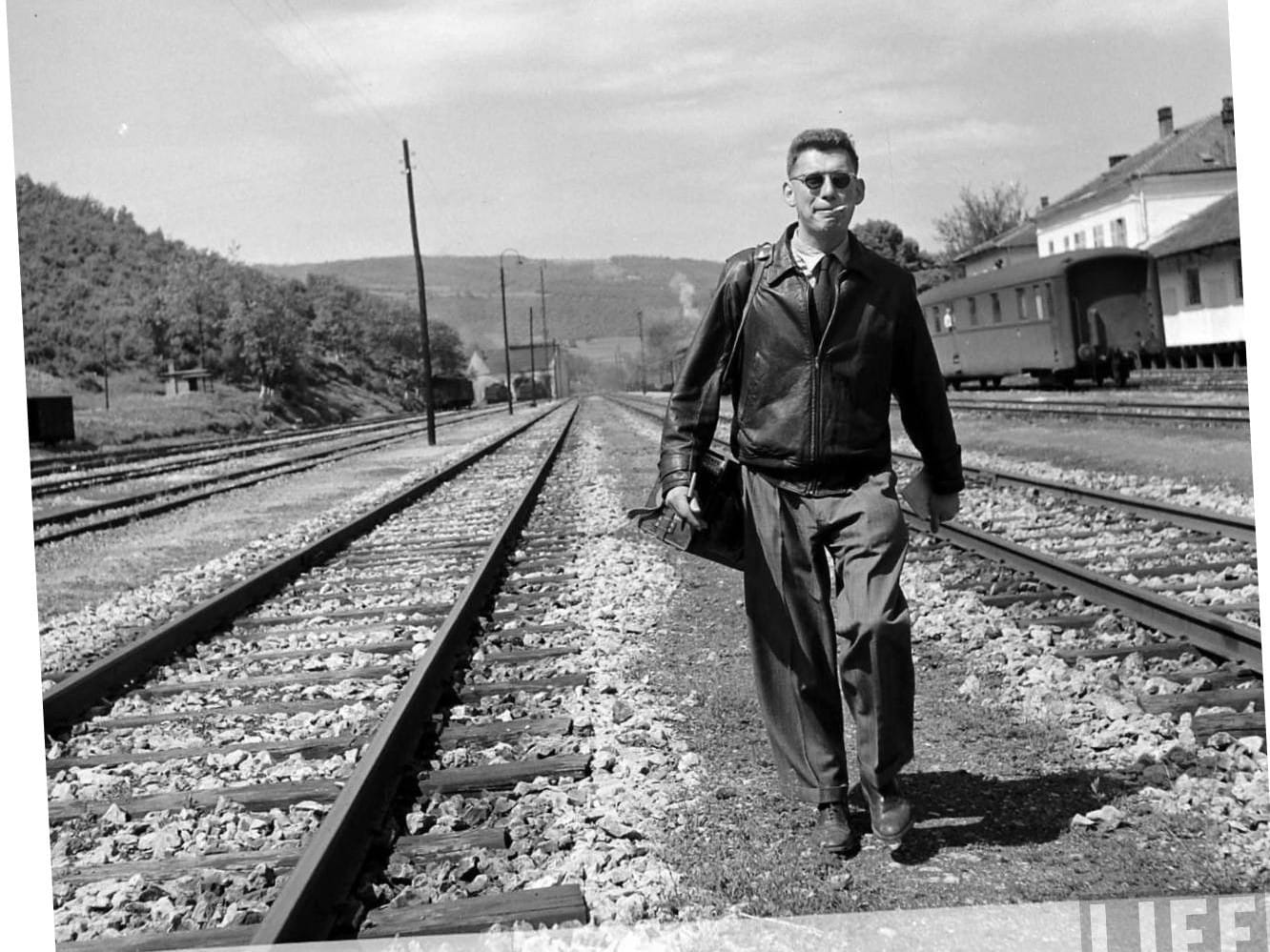 Zbog “Gvozdene zavese” Dimitrovgrad u reportaži američkog "Lajfa" 1 Dzek Birns na pruzi u Dimitrovgradu foto printscreen