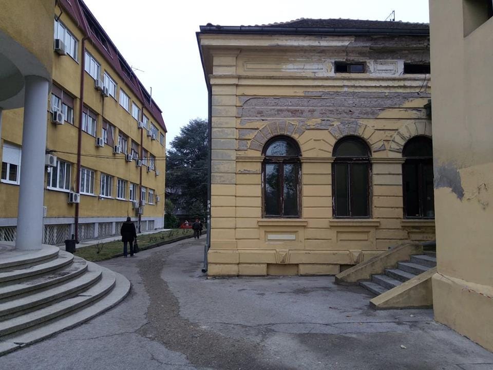 Pasterov zavod otpozadi V Milic