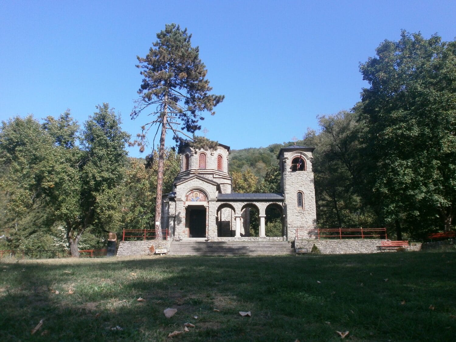 Crkva Rodjenja Svetog Jovana Krstitelja Vucje Leskovac b02 foto wikimedia Miljan Simonovic scaled