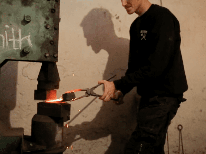 Mladić iz Ladovice neguje porodičnu kovačku tradiciju 10 kovac ladovica foto printscreen