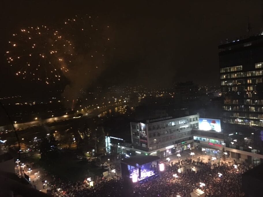 Nišlije napunile Trg i dočekale Novu godinu uz Željka Vasića 14 vatromet trg foto jv