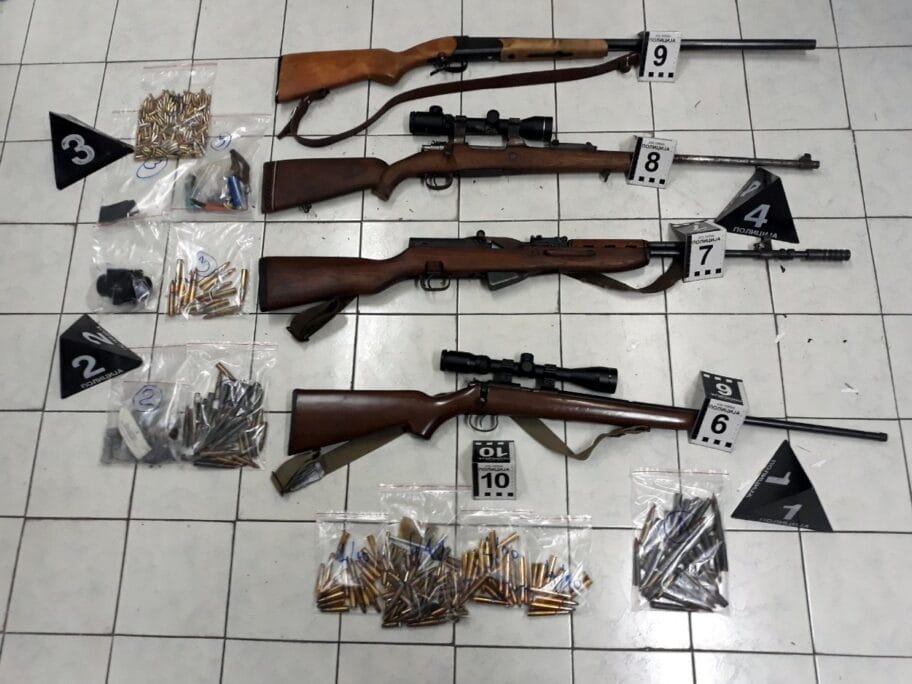 Kod Ražnja uhapšen muškarac koji je u gepeku imao oružje i municiju za prodaju 6 Municija puske foto Policijska uprava Nis