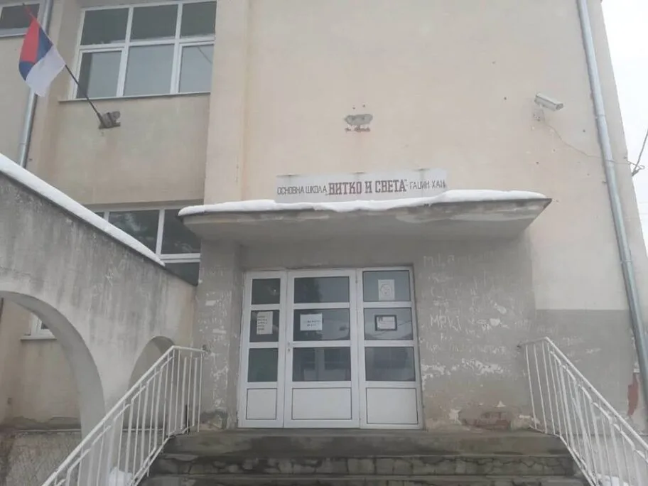 Škola u Gadžinom Hanu opet ima dobro grejanje, postavljen novi kotao 9 OS Vitko i Sveta Gadzin Han D S