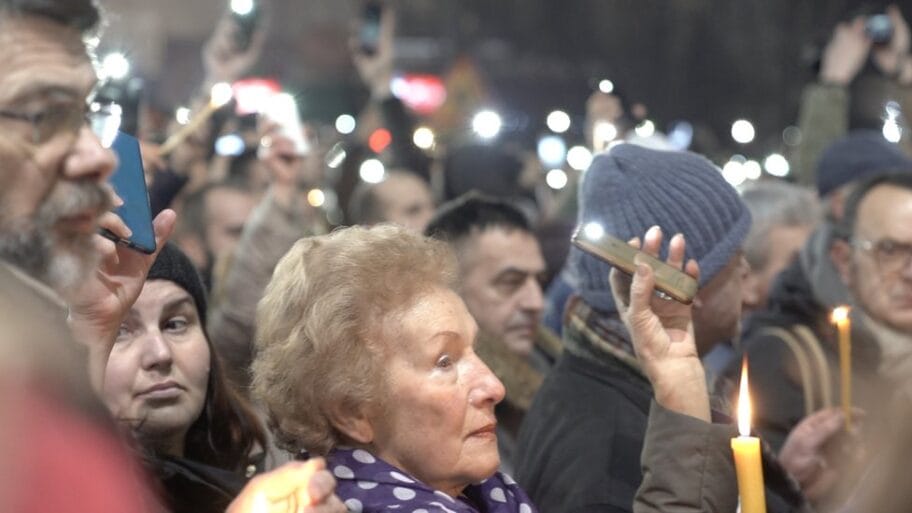 Šetnja u tišini i sveće ispred hrama: Kako je Beograd obeležio godišnjicu ubistva Olivera Ivanovića 5 105213666 drt
