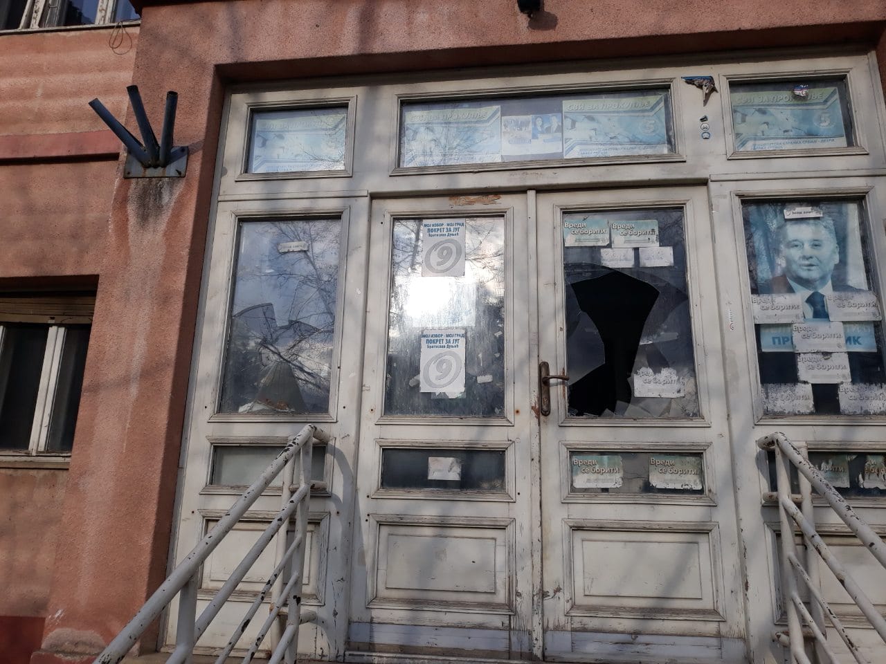 Uhapšeni osumnjičeni za obijanje prostorija DSS i NS u Prokuplju 1 polomljeno staklo