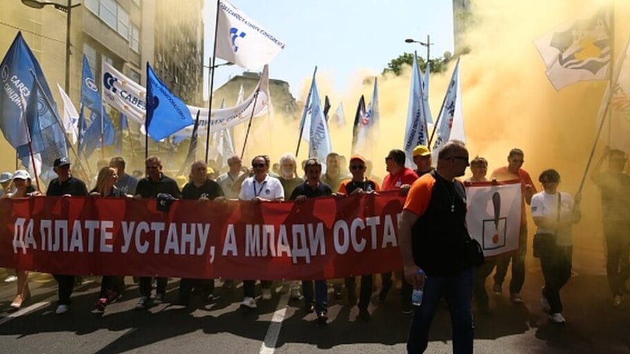 Novi uslovi u „Leoniju": Da li samohrani roditelji moraju da rade noću da bi sklopili „jaguara" 7 105231586 gettyimages 953344388 594x594 1