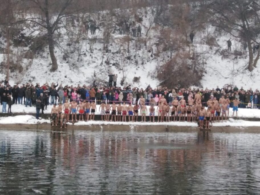 Plivanje Vlasotince januar 2019 foto Agencija Publika