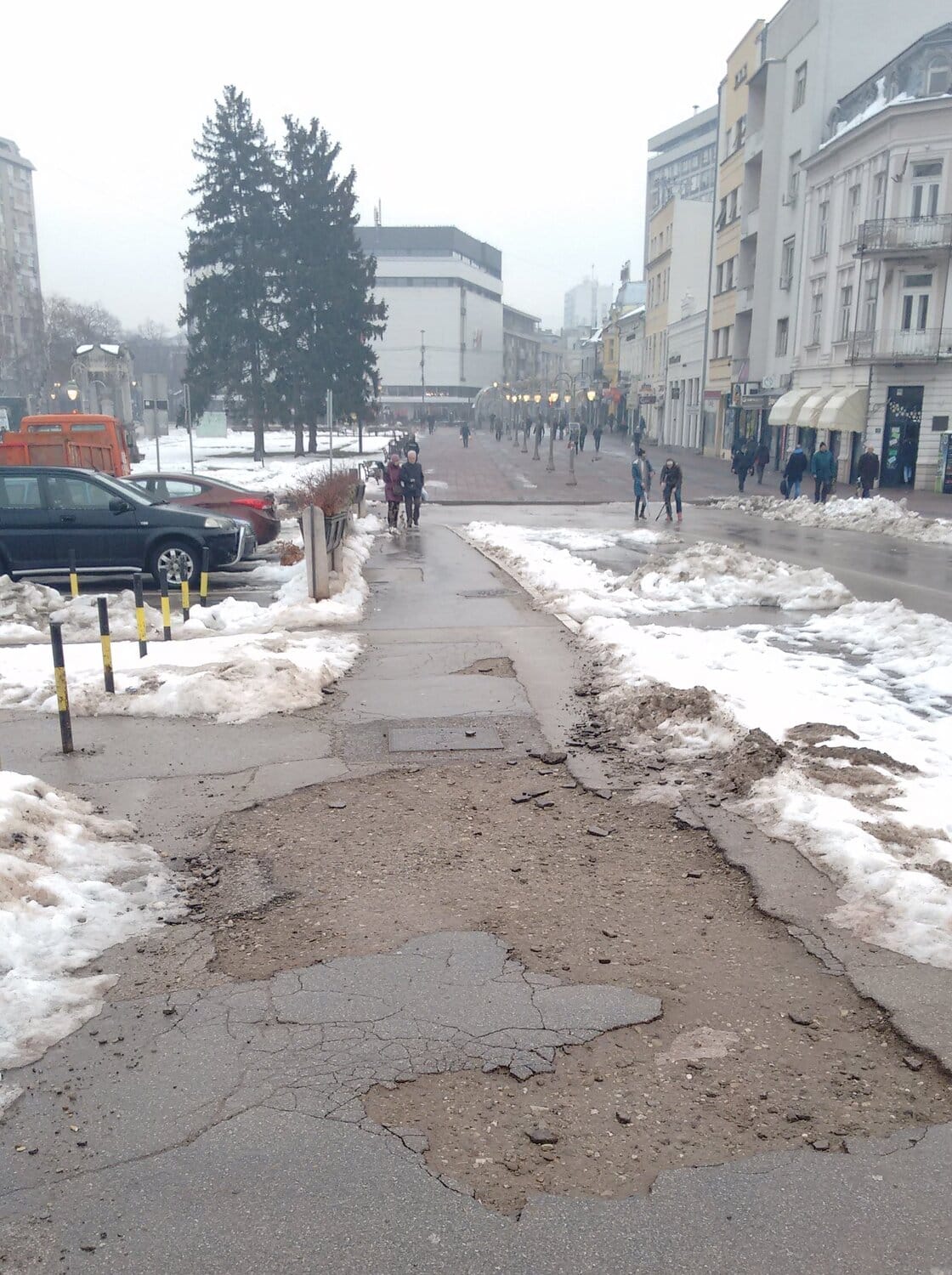 Rupa trotoar citalac