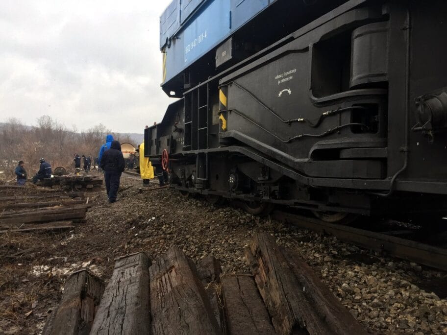 Iz šina ispala dizalica koja je trebalo da ukloni cisterne sa amonijakom 3 Ispala dizalica iz sina foto JV D Milojkovic
