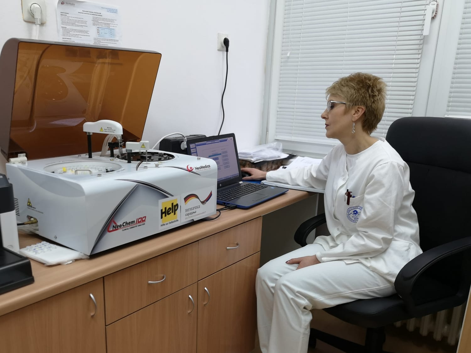 Domu u Kulini doniran aparat za laboratoriju i krevet za kupanje 1 krv aparat foto help