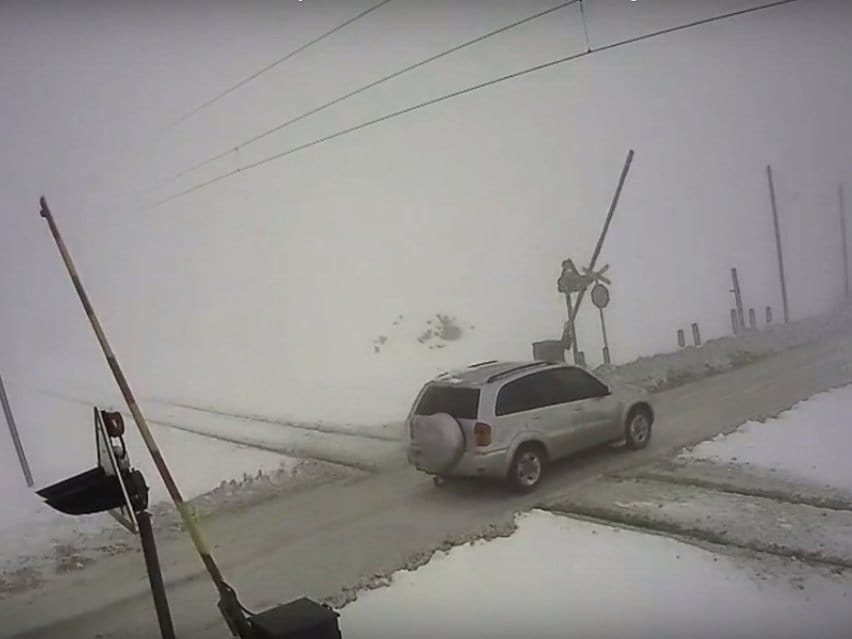 Auto prolazi ispod rampe foto printskrin Jutjub