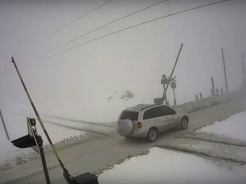 Auto prolazi ispod rampe foto printskrin Jutjub